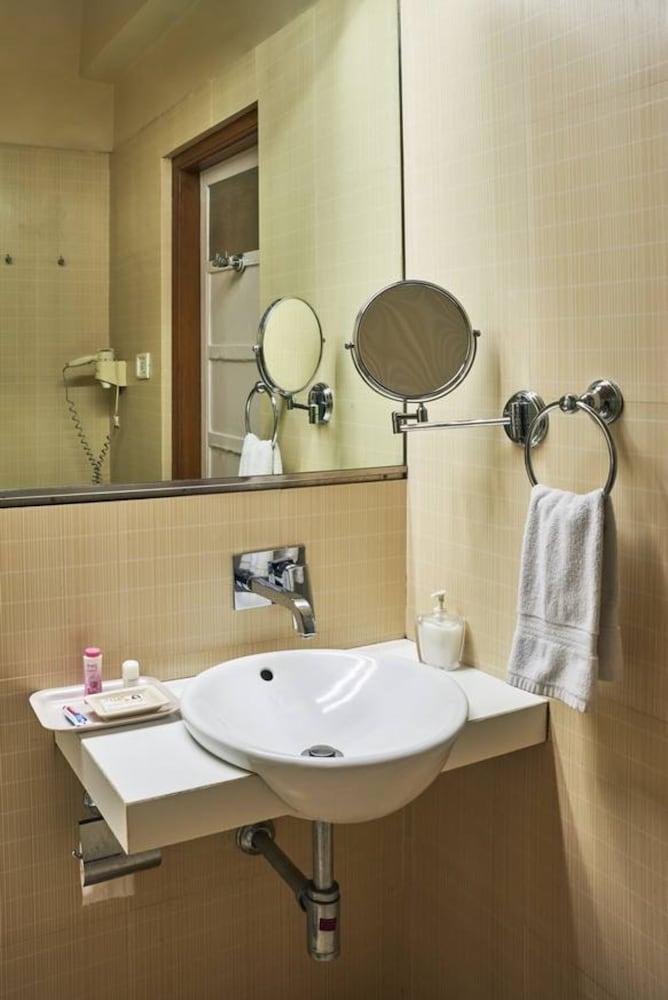 Astoria Hotel Mumbai Ngoại thất bức ảnh