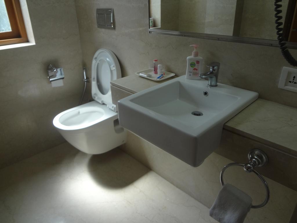 Astoria Hotel Mumbai Ngoại thất bức ảnh