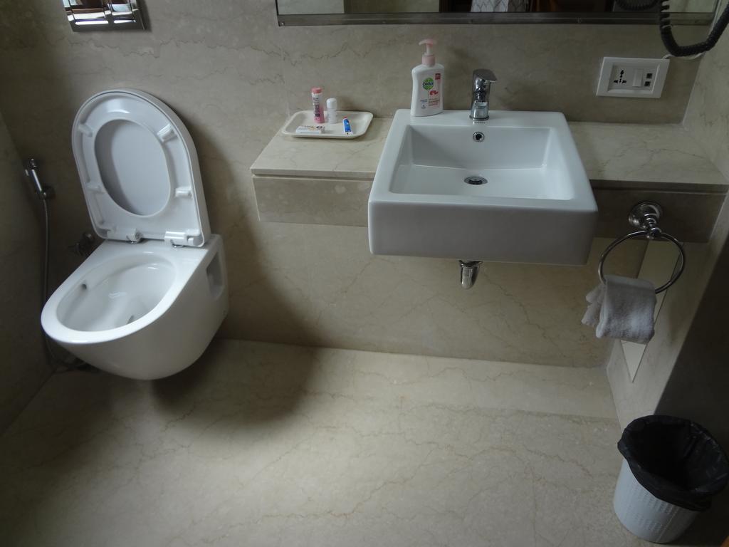 Astoria Hotel Mumbai Ngoại thất bức ảnh