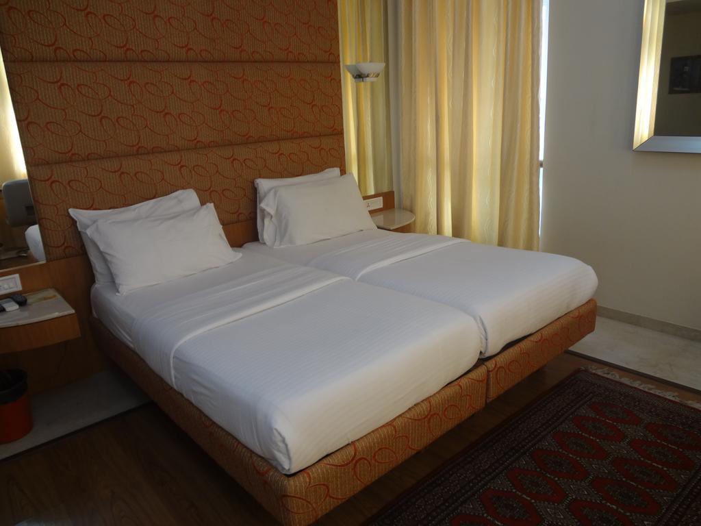 Astoria Hotel Mumbai Ngoại thất bức ảnh